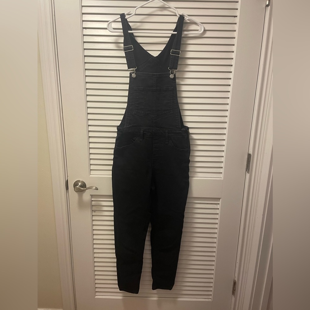 Women’s Levi’s overalls size 28